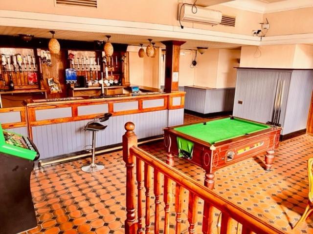 Sneyd Arms Hotel Tunstall Chatterley Extérieur photo
